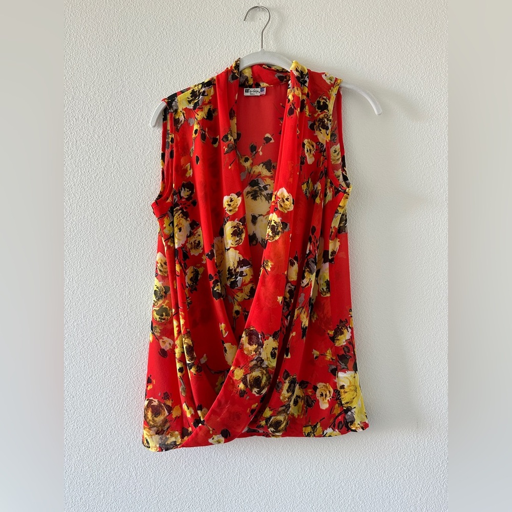 Kut from the kloth red flower print sleeveless blouse size S